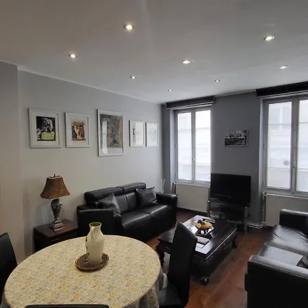 2 Bd 16th Arrondissement Trocadero Sleeps 4 To 6 Eiffel Tower
