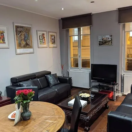 2 Bd 16th Arrondissement Trocadero Sleeps 4 To 6 Eiffel Tower Paryż
