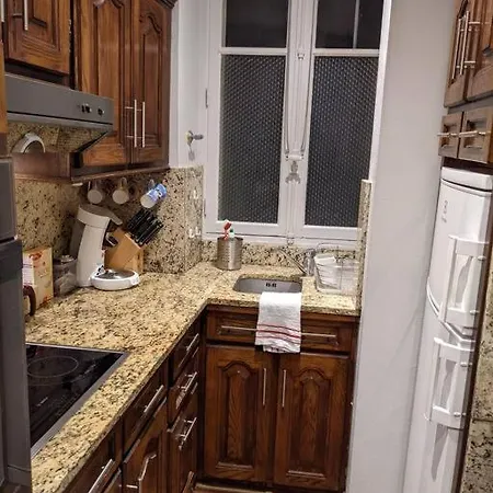 2 Bd 16th Arrondissement Trocadero Sleeps 4 To 6 Eiffel Tower Paryż
