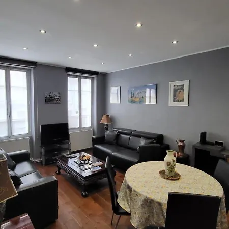 2 Bd 16th Arrondissement Trocadero Sleeps 4 To 6 Eiffel Tower Apartament Paryż