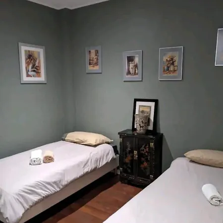 2 Bd 16th Arrondissement Trocadero Sleeps 4 To 6 Eiffel Tower Apartament