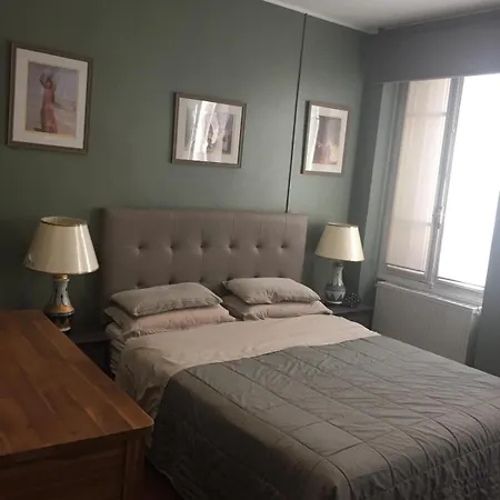 2 Bd 16th Arrondissement Trocadero Sleeps 4 To 6 Eiffel Tower Apartament